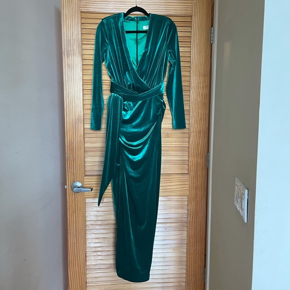 - Velvet emerald green house of CB gown - Picture 2 of 6